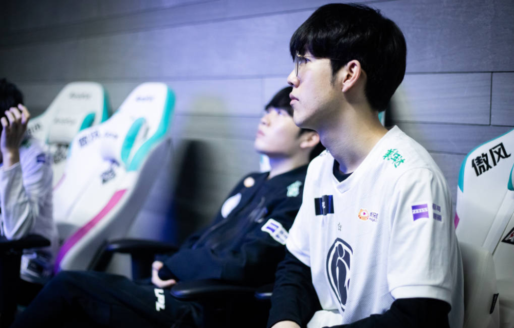 扮演着至关 扮演着至关