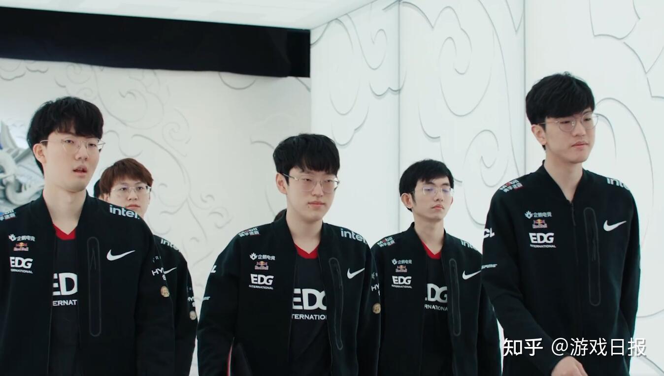 她在短推上 她在短推上