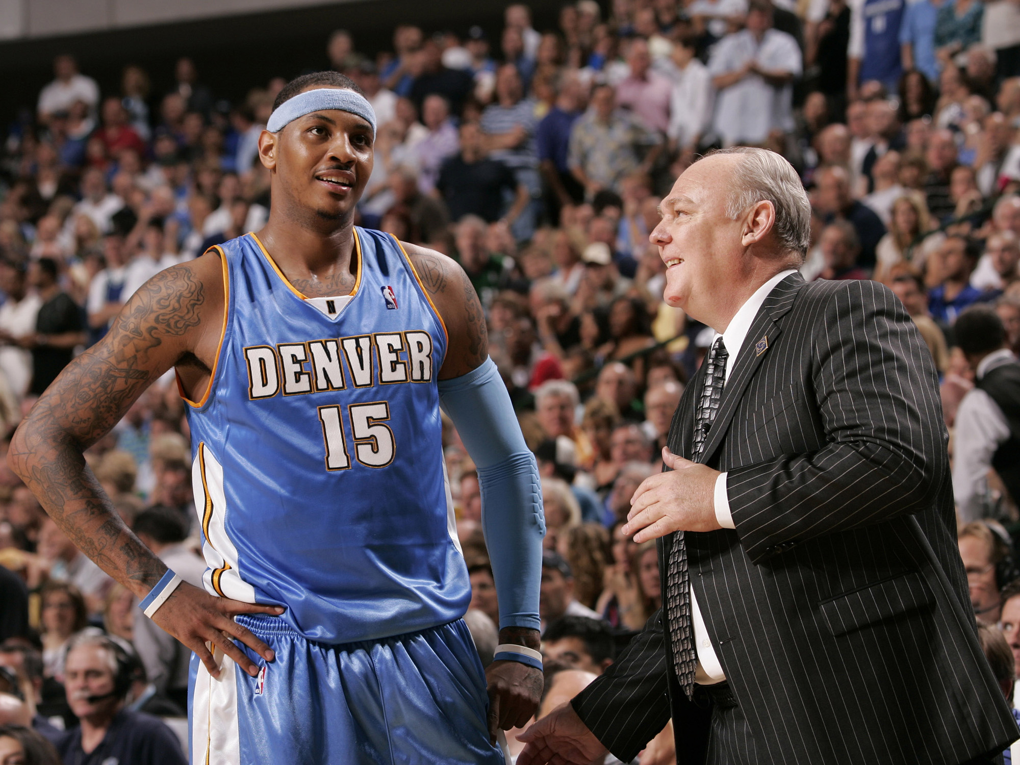 球迷们拭目 球迷们拭目