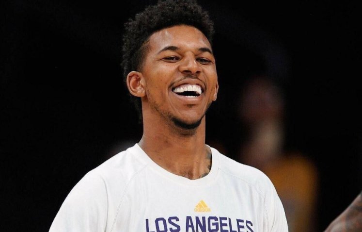 方中卫身后 方中卫身后